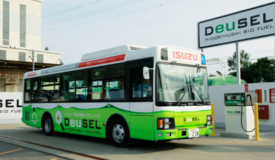 DeuSEL®バスと給油所（いすゞ藤沢工場内）の画像