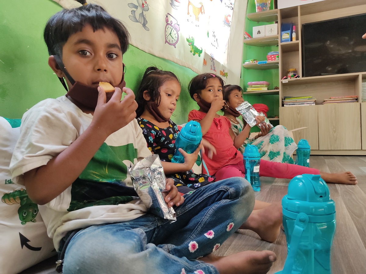 ユーグレナクッキーを食べる子どもたち