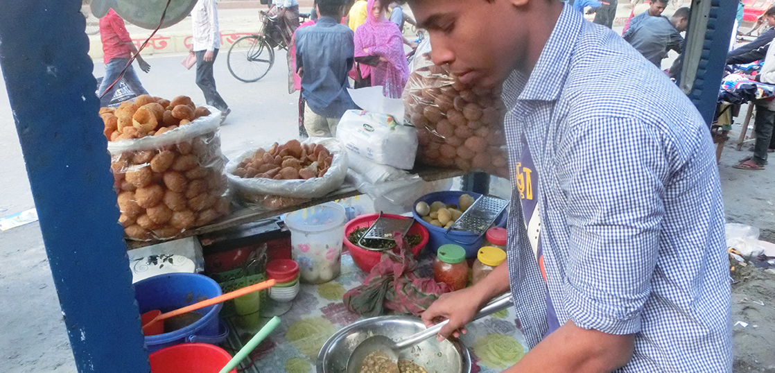 バングラデシュで学校に通いながら路面店で働く少年の話　【2019年1月の活動報告】