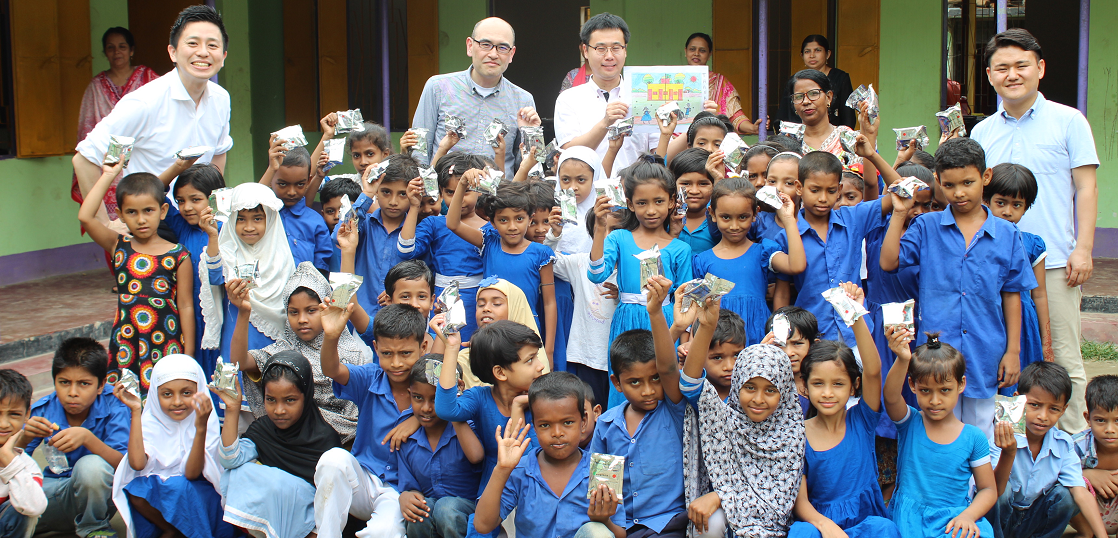 実際にバングラデシュ共和国に行ってみた　その４　～バングラデシュの子どもたちにユーグレナ入りクッキーを手渡し～