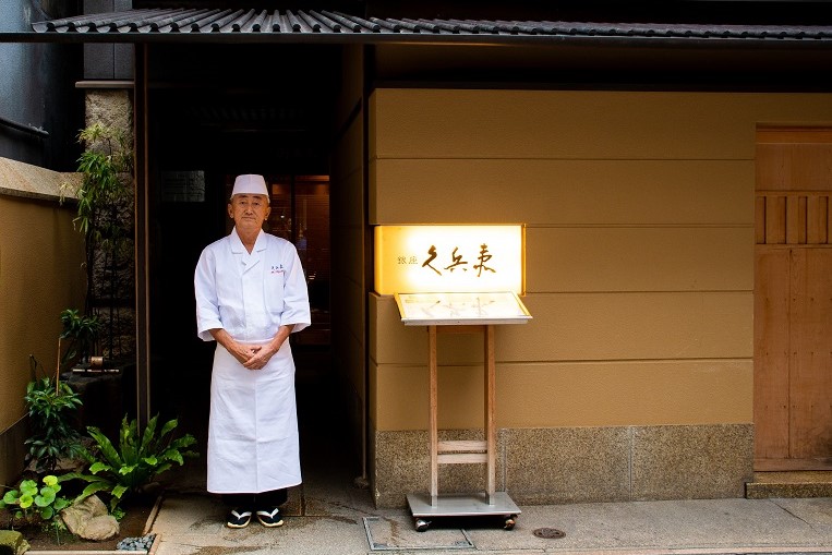 店の前