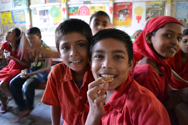 GENKIプログラムのクッキーを食べるバングラディッシュの子どもたち