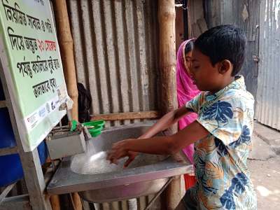 学校に備え付けられた水道で手を洗う子ども 
