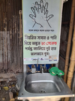 学校に備え付けられた水道で手を洗う子ども 