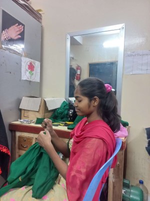 縫製を学ぶ少女