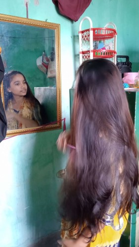鏡の前で丁寧に髪をとかし、ヘアアレンジ（この日は編み込み）をするソニアちゃん