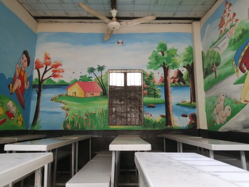 教室ごとに、バングラデシュの異なる季節や風景が子ども達を迎える