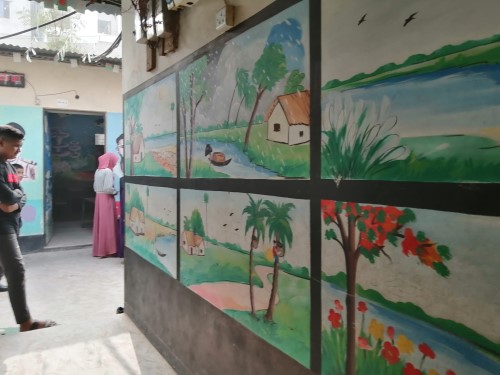 学校の入口には、バングラデシュの６つの季節が描かれる