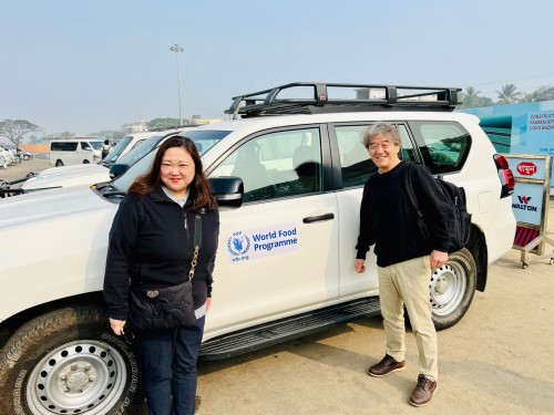 WFPの車で移動するCHROの岡島さんとグラミンユーグレナ共同代表の佐竹さん