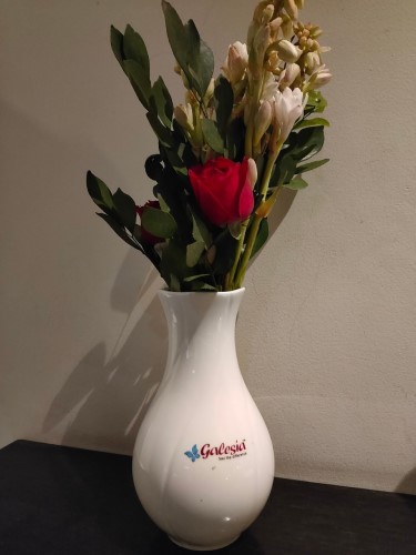 想いのこもった花束を花瓶に入れて水を注ぐ