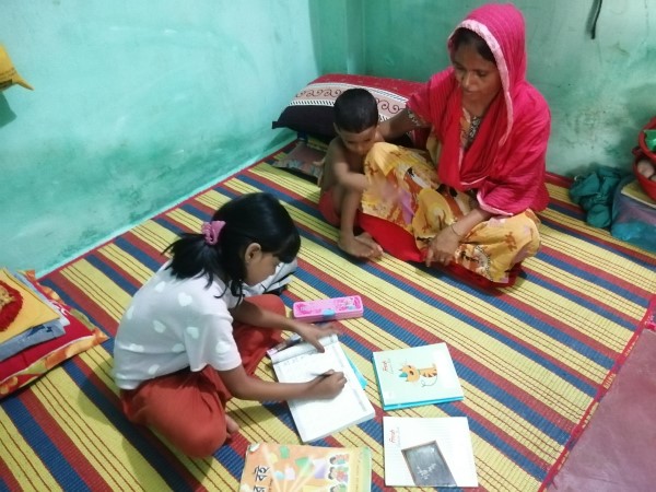 Kushi-chan (left) studying with her sister and mother