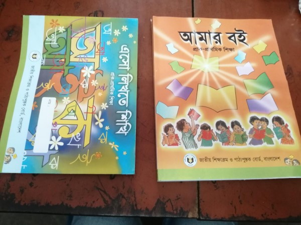 「字を学ぼう！ ベンガル文字の練習ノート」（左）と「私のベンガル語」（右）