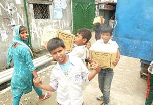 Photo-6: Children who are happy to carry cookies