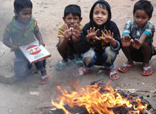 写真-4：たき火を囲む子どもたち