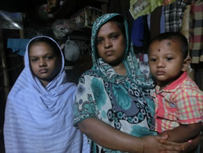 Photo-6: Nahida-chan (left photo), mom, younger brother