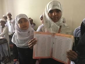 写真-2:アラビア語でコーランを勉強する子どもたち
