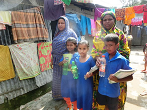 写真-3:飲料水を持って学校にいく母親と子どもたち