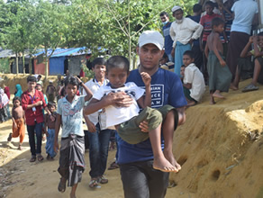 写真-5:難民キャンプで支援するNGO 