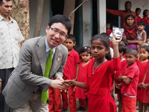 Photo-5: Izumo handing cookies to children