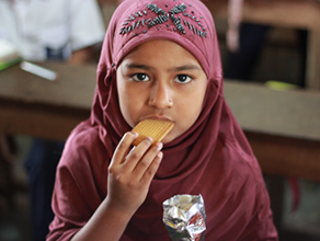 写真-2：クッキーを食べる子ども