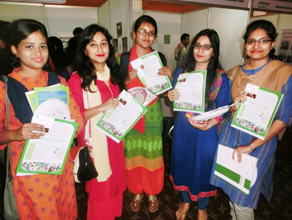 Photo-2: Students who received an explanation of the program at our booth