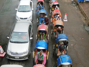 写真-2：中高生たちの整備により、車とリキシャの車線が分かれている様子