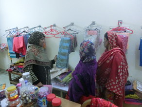 写真-7：地域住民へ現地の民族衣装サリーを販売する様子