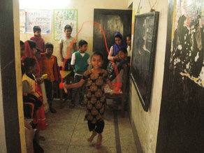 写真-10： 教室内で縄跳びをして遊ぶ女子生徒