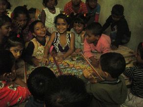 写真-11： 教室内でボードゲームをする子どもたち