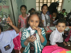 写真-7：ユーグレナクッキーを食べる子どもたち