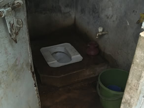 写真-1：スラム街にある一般的なトイレ