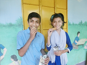 Photo-1: A boy playing a game that applies food by nutrients