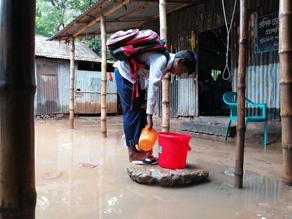 写真-4：雨で汚れた足を洗う子ども