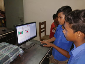 写真-2：ソフトウェアを使ってバングラデシュと日本の国旗を描く子ども
