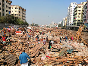 写真-2：立ち退き作業中のドゥアリパラ地区スラム