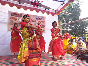 写真-3：学内ステージで踊りを披露する生徒たち