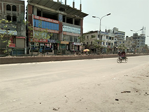 写真-4：リキシャのみ走るダッカの主要道路