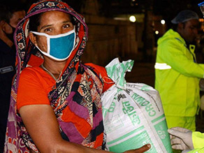 写真-2：主要食糧袋の配給を受ける主婦