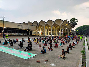 Photo-4: People waiting for distribution at the railway station square