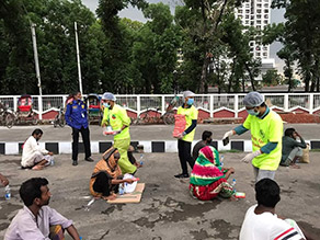 Photo-5: Volunteers handing out lunch boxes ①