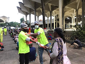 Photo-6: Volunteers handing out lunch boxes ②