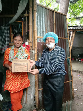 Photo-2: Principal of Ideal Elementary School, a target school for the GENKI program, handing cookies