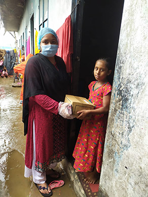 Photo-3: Volunteers handing cookies ①