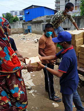 Photo-4: Volunteer handing cookies ②