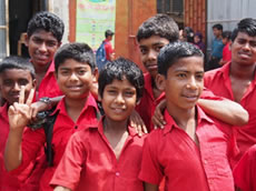 SUROVI小学校は赤い制服が特徴